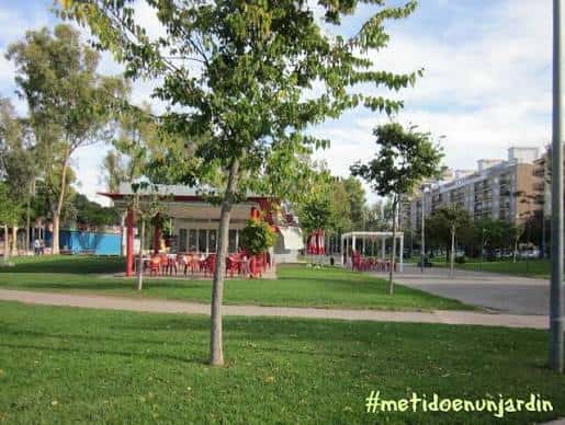 Área de eventos al aire libre con toldos rojos y mesas en el Triángulo Umbral