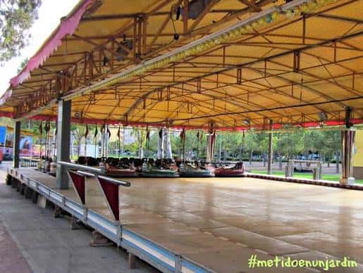 Pabellón de eventos con estructura metálica y techo amarillo en el parque
