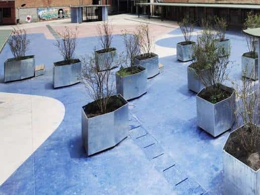 Vista aérea de la Plaça Porxada con maceteros hexagonales y diseño urbano moderno