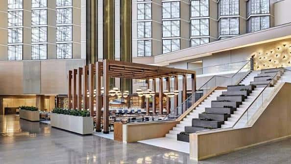 Interior del lobby principal con escalera y diseño moderno