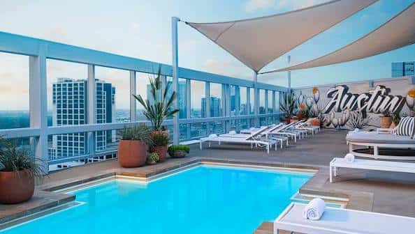 Piscina en la azotea con vistas a la ciudad de Austin