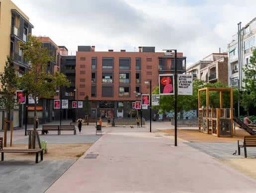 Espacio público con carteles conmemorativos y mobiliario urbano en la Plaça de les Dones del 36