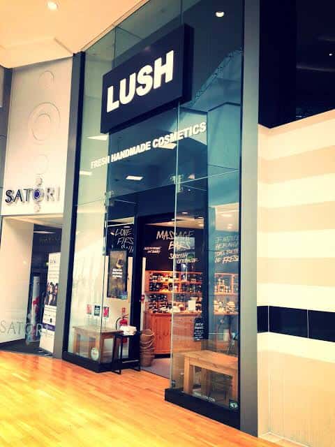 Fachada de la tienda Lush en Plymouth con escaparate de cristal