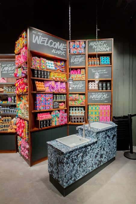 Diseño de interior de la tienda con mostrador de lavado y estanterías