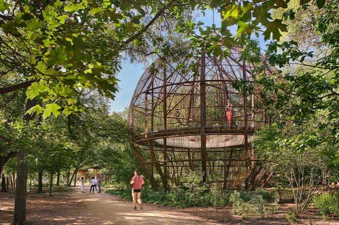 Estructura de nido gigante en Kingsbury Commons rodeada de árboles