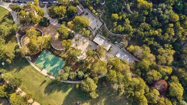 Vista aérea del parque con canchas deportivas y zonas verdes