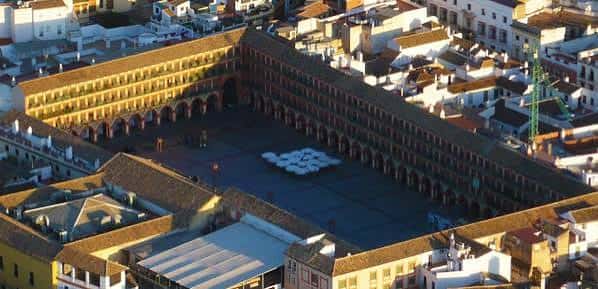 Vista aérea de la Plaza de la Corredera mostrando su estructura rectangular y entorno urbano