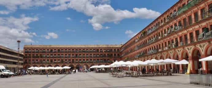 Plaza de la Corredera con toldos blancos y ambiente de evento al aire libre