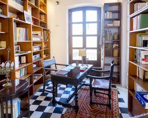 Interior de la biblioteca con estanterías y escritorio