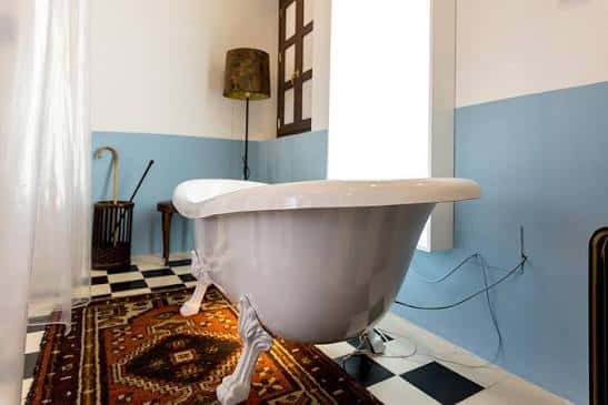 Sala con bañera antigua y decoración histórica
