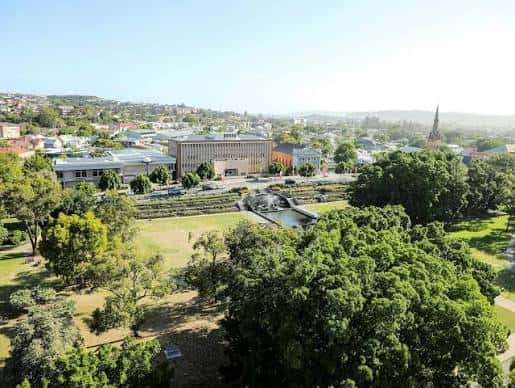 Vista aérea del Civic Park mostrando jardines, fuentes y entorno urbano de Newcastle