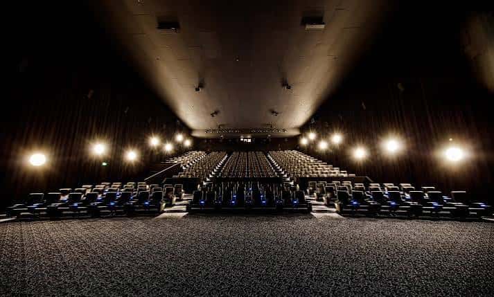 Vista general del auditorio vacío con asientos dispuestos en gradas