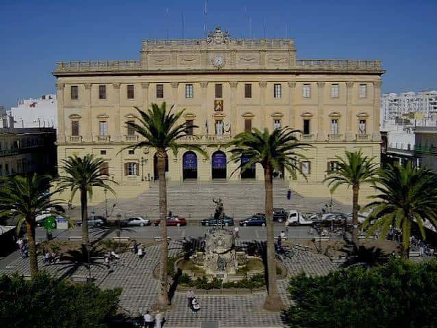 Vista frontal del Ayuntamiento de San Fernando con palmeras y plaza