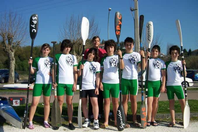 Equipo de piragüismo juvenil del Club Ría de Betanzos posando con sus palas