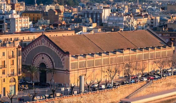 Vista aérea del edificio del Mercado Municipal en el contexto urbano de Tortosa