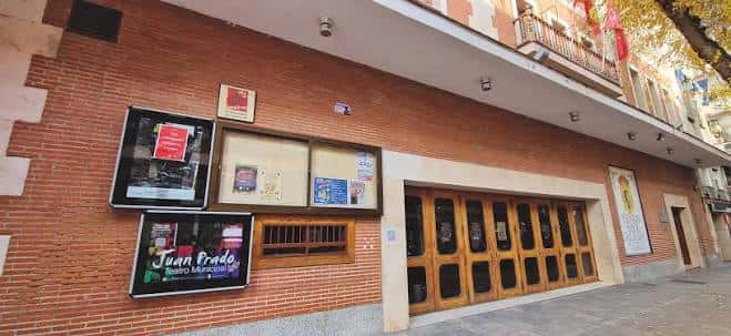 Fachada del Teatro Municipal Juan Prado con cartelera y entradas