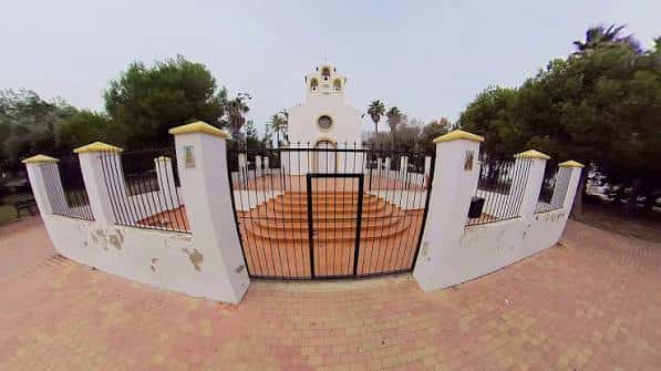 Vista panorámica de la Ermita de la Plaza de Europa en Torrevieja, con fachada blanca y escalinata central