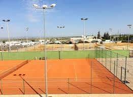 Pistas de tenis al aire libre en el complejo deportivo