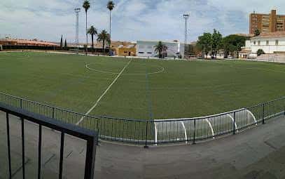 Campo de fútbol con césped artificial y porterías