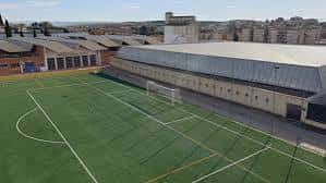 Vista aérea del campo de fútbol y edificios deportivos