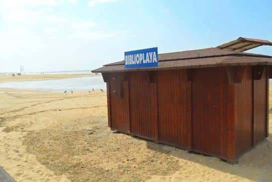 Estructura de madera de la Biblioplaya en la arena