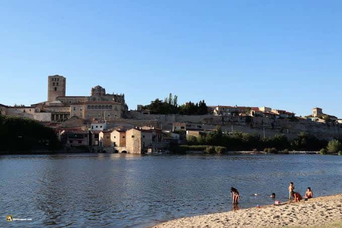 Vista panorámica de la Playa de los Pelambres con la Catedral de Zamora al fondo