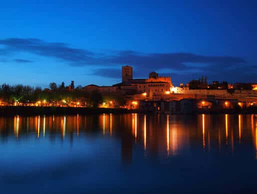 Atardecer en el río Duero frente a la ciudad de Zamora