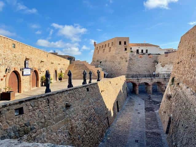 Vista panorámica de la Ciudadela de Melilla La Vieja con sus murallas y patio central