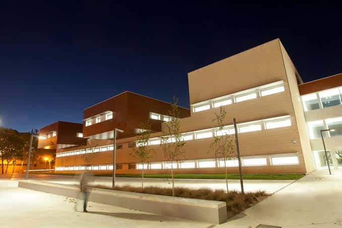 Fachada iluminada del complejo durante la noche