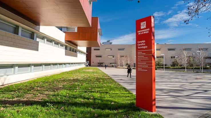 Entrada principal del complejo con señalización institucional