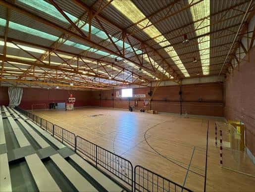 Vista general del pabellón Ángel Nieto con pista de madera y gradas vacías