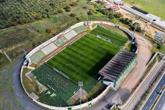 Vista aérea del Estadio Príncipe Felipe mostrando la cancha de fútbol y las gradas