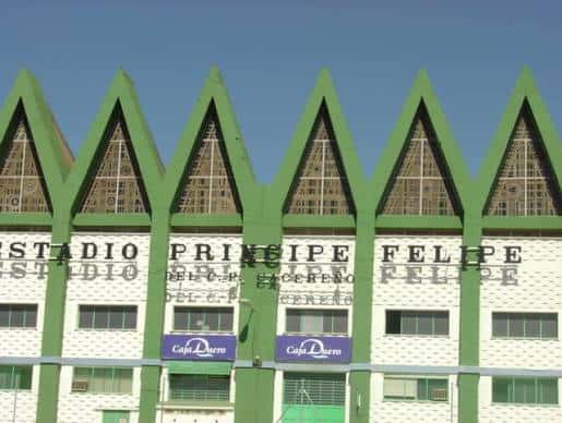 Fachada del estadio con el nombre 'Estadio Príncipe Felipe' en letras grandes