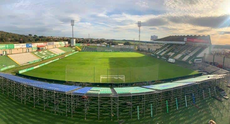 Interior del estadio con vista panorámica de la cancha y las tribunas