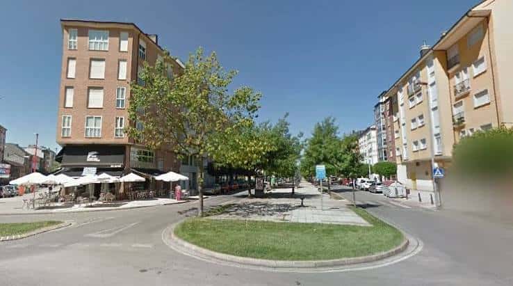 Vista panorámica del Bulevar de la Avenida La Martina en Ponferrada con terrazas y zonas verdes