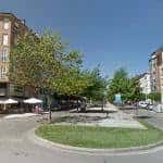 Plaza central del bulevar con césped y árboles bajo cielo despejado
