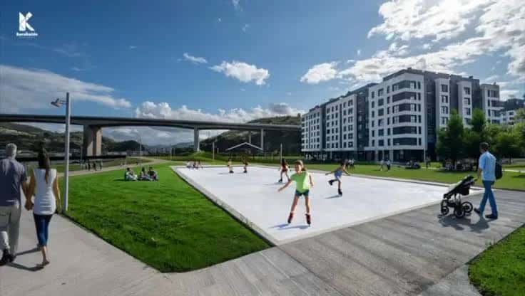 Pista de patinaje al aire libre junto a edificios residenciales