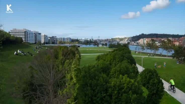 Amplia vista aérea del parque desde una colina con árboles
