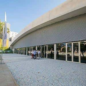 Fachada exterior moderna del Espai Baladre en Gandia