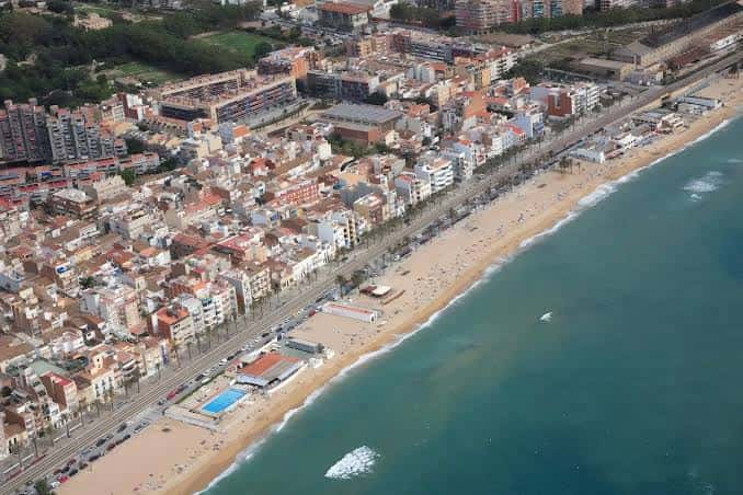 Vista aérea de la costa de Badalona mostrando la playa y el entorno urbano