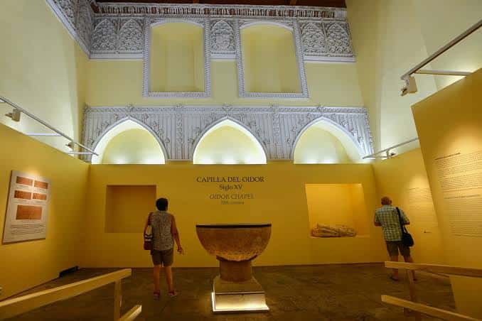 Interior de la capilla con decoración mudéjar y exposición