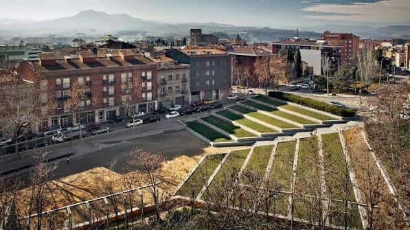 Vista panorámica del Parc de l'Estació Vella mostrando sus terrazas escalonadas y el entorno urbano