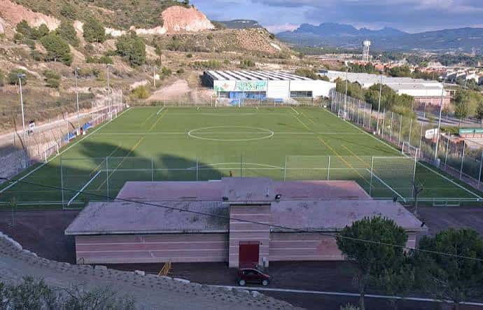 Vista aérea del estadio Les Comes rodeado de colinas y edificios