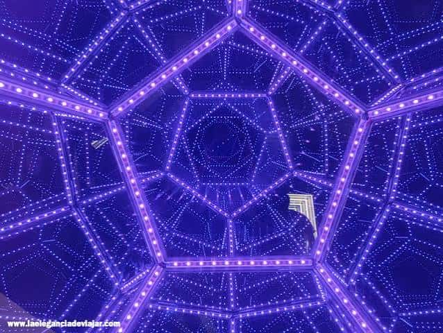 Instalación de espejos y luces LED en forma geométrica
