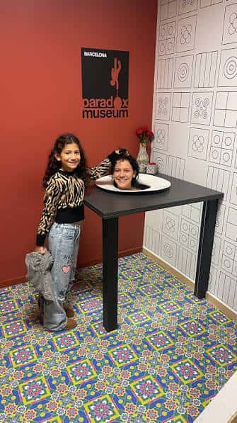 Exhibición interactiva con ilusión óptica de cabeza flotante