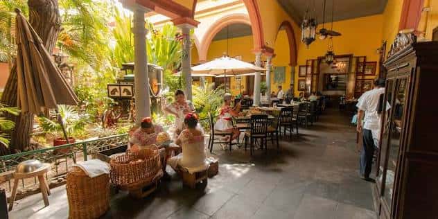 Interior del restaurante La Chaya Maya con patio colonial y comensales