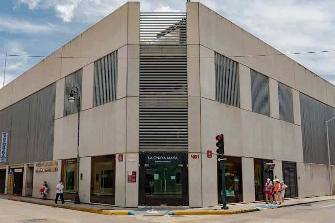 Fachada exterior moderna del establecimiento La Chaya Maya en Mérida