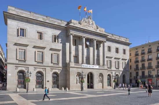 Fachada neoclásica del Ayuntamiento de Barcelona en la Plaça de Sant Jaume