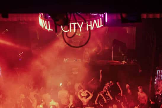 Interior del City Hall Barcelona como club de música con ambiente festivo