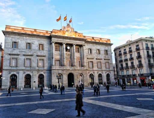 Vista frontal del Palau de la Generalitat de Catalunya en la Plaça Sant Jaume